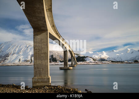 Pont sur son Gimsoy Gimsoy en hiver, Lofoten Banque D'Images