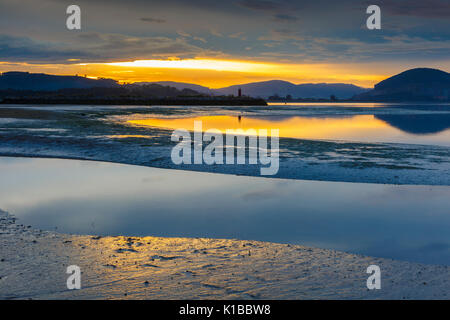 Plage de marée au coucher du soleil. Santoña, Victoria et Joyel Parc Naturel des marais. Colindres, Cantabrie, Espagne. Banque D'Images