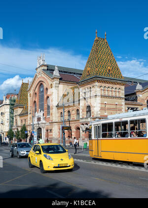 Budapest, Hongrie - 10 juin 2017  : Extérieur de Nagycsarnok - le grand marché central de Budapest - avec un tram passant Banque D'Images