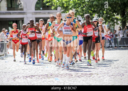 6 août 2017, Londres : Alyson Dixon (GBR) mène la course au début de l'es Championnats du monde de marathon 2017 Banque D'Images