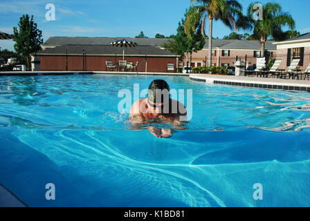 Le programme d'entraînement d'athlète. Nageur qui pratique dans la piscine. Banque D'Images