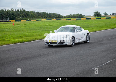 Une voiture de sport Porsche Cayman Circuit automobile à Croft, North Yorkshire, Angleterre, Royaume-Uni Banque D'Images