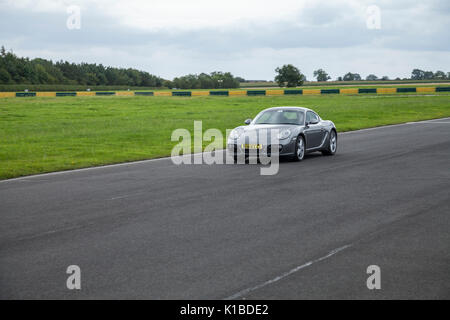 Une voiture de sport Porsche Cayman Circuit automobile à Croft, North Yorkshire, Angleterre, Royaume-Uni Banque D'Images