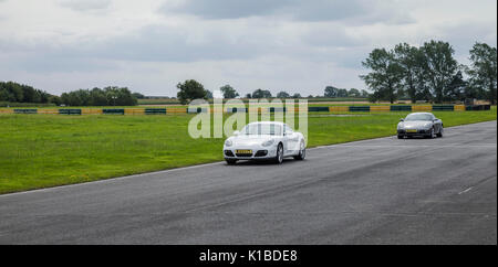 Porsche Cayman voitures course Circuit de course automobile à Croft, North Yorkshire, Angleterre, Royaume-Uni Banque D'Images