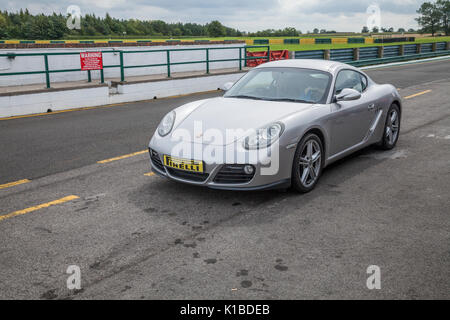 Porsche Cayman voiture au circuit de course automobile Croft,North Yorkshire, Angleterre, Royaume-Uni Banque D'Images