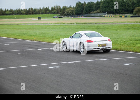 Les conducteurs de voitures Porsche blanc autour du circuit automobile Croft, North Yorkshire, Angleterre, Royaume-Uni Banque D'Images