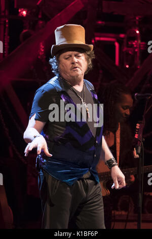 Le chanteur italien Zucchero effectue au cours d'un concert de The Universal Music Festival au Teatro Real comprend : Zucchero Où : Madrid, Espagne Quand : 25 Juillet 2017 Crédit : Oscar Gonzalez/WENN.com Banque D'Images