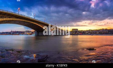 Budapest, Hongrie - Vue panoramique sur la belle de soleil colorés et nuages à la Margaret Bridge prises à partir de l'île Margaret au crépuscule Banque D'Images