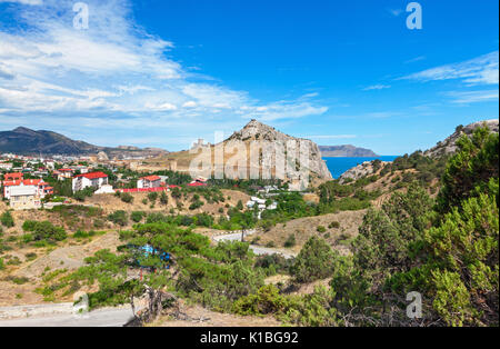 Vue sur la station balnéaire de Lloret de Mar, sur la côte de la mer Noire de la forteresse génoise sur Cenevez Qaya de montagne Banque D'Images