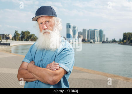 Vieil homme élégant avec barbe Banque D'Images