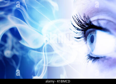 Gros plan d'une femme avec des yeux bleu résumé copy space Banque D'Images