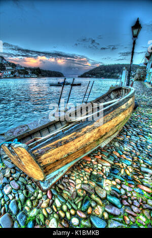 Ville de Dartmouth, en Angleterre. crépuscule pittoresque sur la rivière Dart, avec l'historique bayard's Cove à l'avant-plan. Banque D'Images