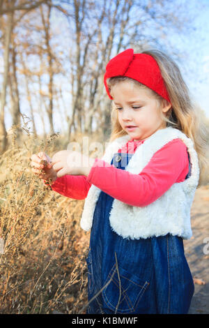 Portrait of a cute little girl sur une journée ensoleillée d'automne dans la nature. Banque D'Images