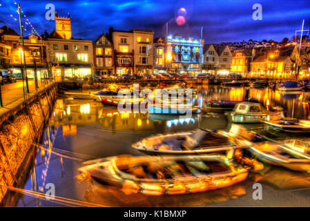 Ville de Dartmouth, en Angleterre. Soirée pittoresque vue sur la pêche et les bateaux amarrés au bateau classé grade II float. Banque D'Images