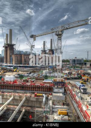 Londres, Royaume-Uni, le 7 juillet 2017 : Battersea Power Station Réaménagement de la station de métro avec en premier plan de construction Banque D'Images