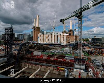 Londres, Royaume-Uni, le 4 août 2017 : Battersea Power Station Réaménagement de la station de métro avec en premier plan de construction Banque D'Images