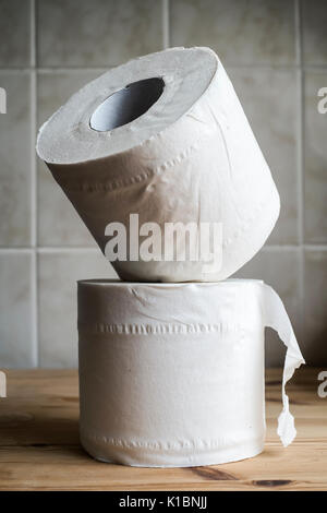 Deux rouleaux de papier toilette blanc Banque D'Images