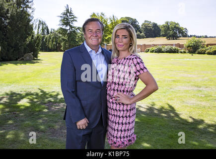 Carolyn Radford, PDG de Mansfield Town Football Club Photo de la maison avec son mari John Radford Président du Club. Avec : Carolyn Radford, John Radford Où : Mansfield, Nottinghamshire, Royaume-Uni Quand : 17 juillet 2017 : Crédit/WENN.com PinPep Banque D'Images