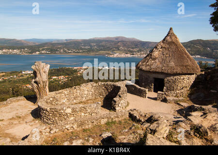 Ruines celtiques anciennes, roundhouse et village de Santa Tecla, La Guardia, la Galice, la côte nord de l'Espagne Banque D'Images