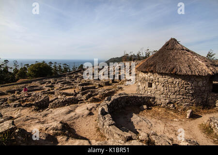 Ruines celtiques anciennes, roundhouse et village de Santa Tecla, La Guardia, la Galice, la côte nord de l'Espagne Banque D'Images