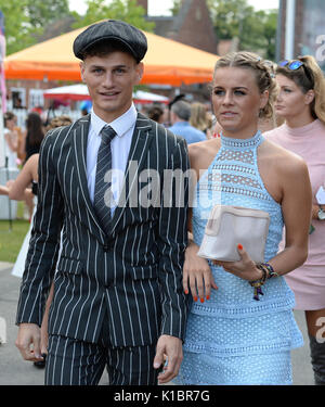 Racegoers arriver durant les quatre jours du Festival 2017 Ebor Yorkshire à l''hippodrome de York. Banque D'Images