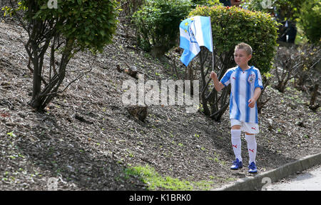 Un jeune Huddersfield Town fan fait son chemin au sol avant le premier match de championnat à la John Smith's Stadium, Huddersfield. Banque D'Images