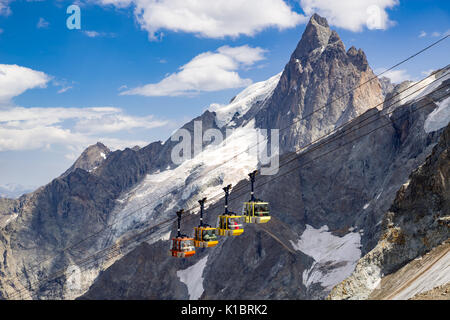 Les téléphériques de La Meije Glacier dans le Parc National des Écrins en été. Hautes-Alpes, Alpes, France Banque D'Images