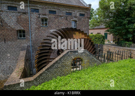 Historiquement ancienne grande lame de métal rouillé roue d'un moulin à eau Banque D'Images