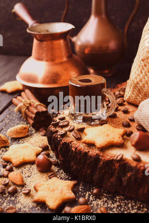 Le café turc dans une petite tasse, cookies, noix et cannelle turcs pour la préparation, selective focus Banque D'Images