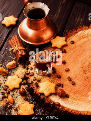 Le café turc dans une petite tasse, cookies, noix et cannelle turcs pour la préparation, selective focus Banque D'Images