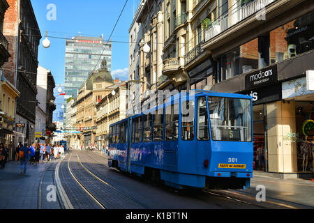 ZAGREB, CROATIE - le 14 juillet 2017. La rue Ilica ou principale zone commerçante avec tram bleu près de Ban Jelacic carré, haut d'attraction pour de nombreux touristes à Zagreb Banque D'Images