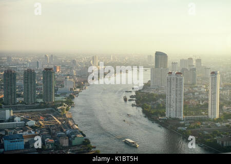 Photo de la vue panoramique sur la ville de Bangkok au coucher du soleil Banque D'Images