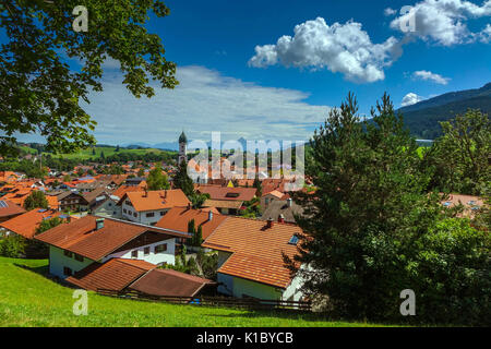 Et toits de ville de Nesselwang dans l'Allgäu, en Bavière en été Banque D'Images