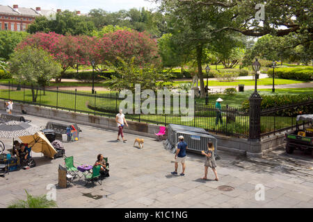 L'arrière de Jackson Square et promenade piétonne en face de la cathédrale de lois. Quartier français de la Nouvelle Orléans. LA. USA. Banque D'Images