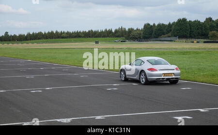 Une Porsche Cayman voiture de sport sur la piste à Croft Circuit, Dalton-on-Tees, North Yorkshire, England, UK Banque D'Images