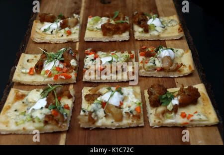 Mini pizzas desserts sur planche à découper en bois Banque D'Images
