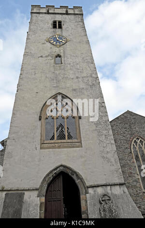 Low angle Vue verticale de la tour de l'église St Pierre à Carmarthen, Dyfed, Carmarthenshire, Pays de Galles UK KATHY DEWITT Banque D'Images