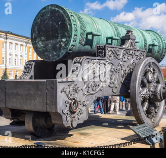 Le Tsar Cannon est un grand, 5,94 mètres (19,5 pi) de long cannon sur l'affichage sur le terrain du Kremlin de Moscou Banque D'Images