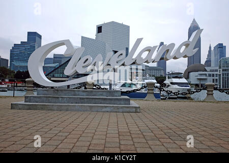 Le port du lac Érié Northcoast fournit une vue vue sur le centre-ville de Cleveland, Ohio skyline sous un ciel couvert le matin. Banque D'Images