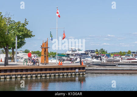 Les touristes et habitants de profiter de la magnifique front de mer à Orillia (Ontario) les jours d'été. Banque D'Images