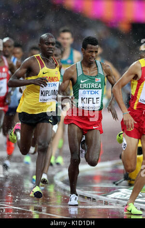 Jacob KIPLIMO (Ouganda), Aron KIFLE (Erythrée) en compétition dans l'épreuve du 5000 m 1 à la chaleur, aux Championnats du monde IAAF 2017, Queen Elizabeth Olympic Park, Stratford, London, UK. Banque D'Images