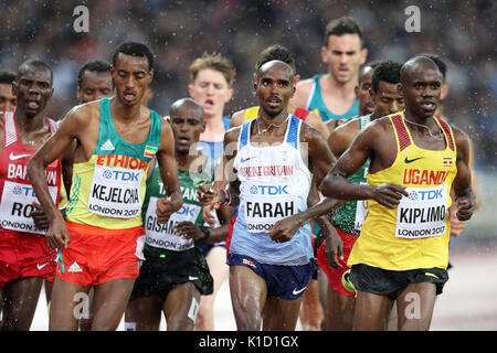 Yomif KEJELCHA (Ethiopie), Mo Farah (Grande-Bretagne), Jacob KIPLIMO (Ouganda) en compétition dans l'épreuve du 5000 m 1 à la chaleur, aux Championnats du monde IAAF 2017, Queen Elizabeth Olympic Park, Stratford, London, UK. Banque D'Images