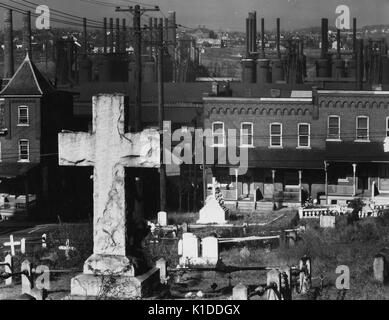 Cimetière et aciérie de Bethléem, Pennsylvanie, 1935. De la bibliothèque publique de New York. Banque D'Images