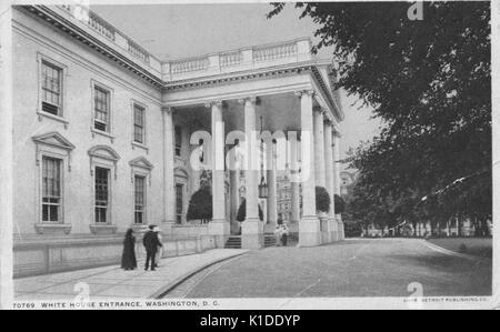 Carte postale créée à partir d'une photographie teintée, plusieurs personnes peuvent être vues en marchant vers l'entrée de la Maison Blanche, Washington, DC, 1914. De la bibliothèque publique de New York. Banque D'Images