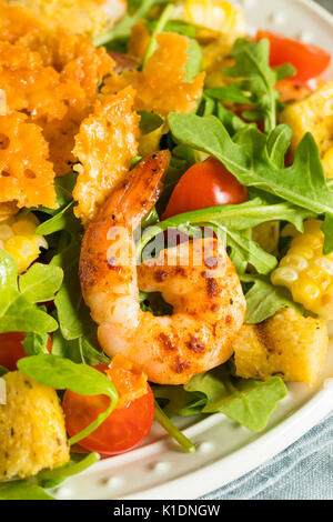 Des crevettes et roquette Salade Vinaigrette Herby wit Polenta Banque D'Images