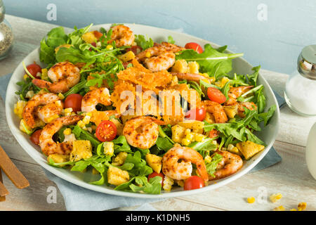 Des crevettes et roquette Salade Vinaigrette Herby wit Polenta Banque D'Images