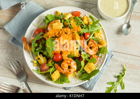 Des crevettes et roquette Salade Vinaigrette Herby wit Polenta Banque D'Images