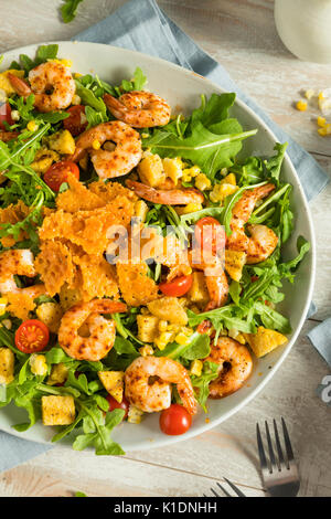 Des crevettes et roquette Salade Vinaigrette Herby wit Polenta Banque D'Images