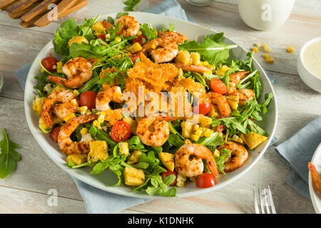 Des crevettes et roquette Salade Vinaigrette Herby wit Polenta Banque D'Images