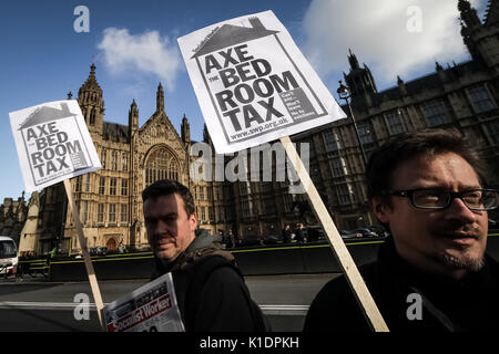 'Ax Chambre taxe". Chambre anti-contestataires de l'impôt démontrer en cour du Palais Vieux en face des édifices du Parlement de Westminster à Londres, au Royaume-Uni. Banque D'Images